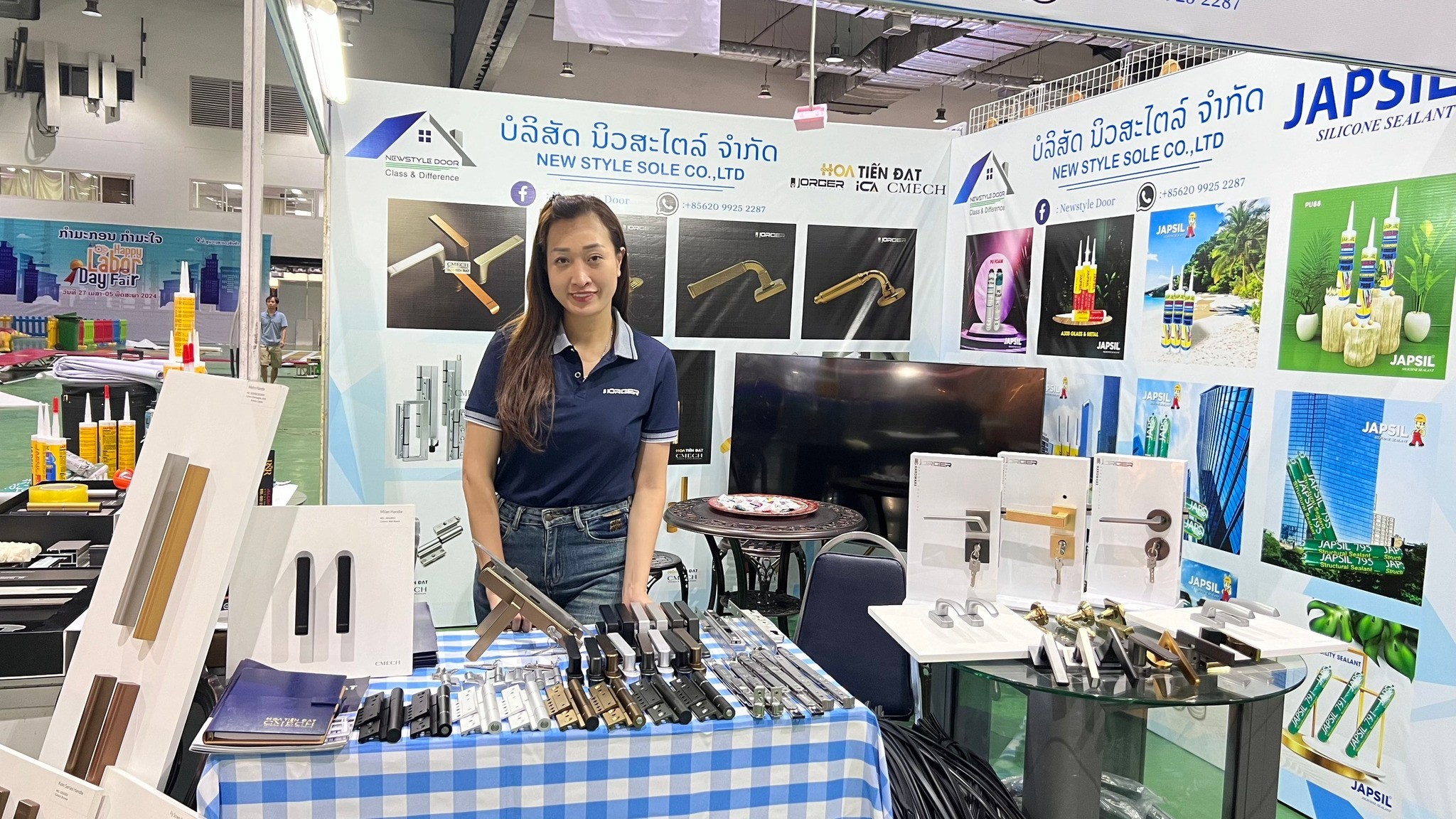 Gian-hang-trien-lam-hoi-cho-nganh-cua-tai-Lao