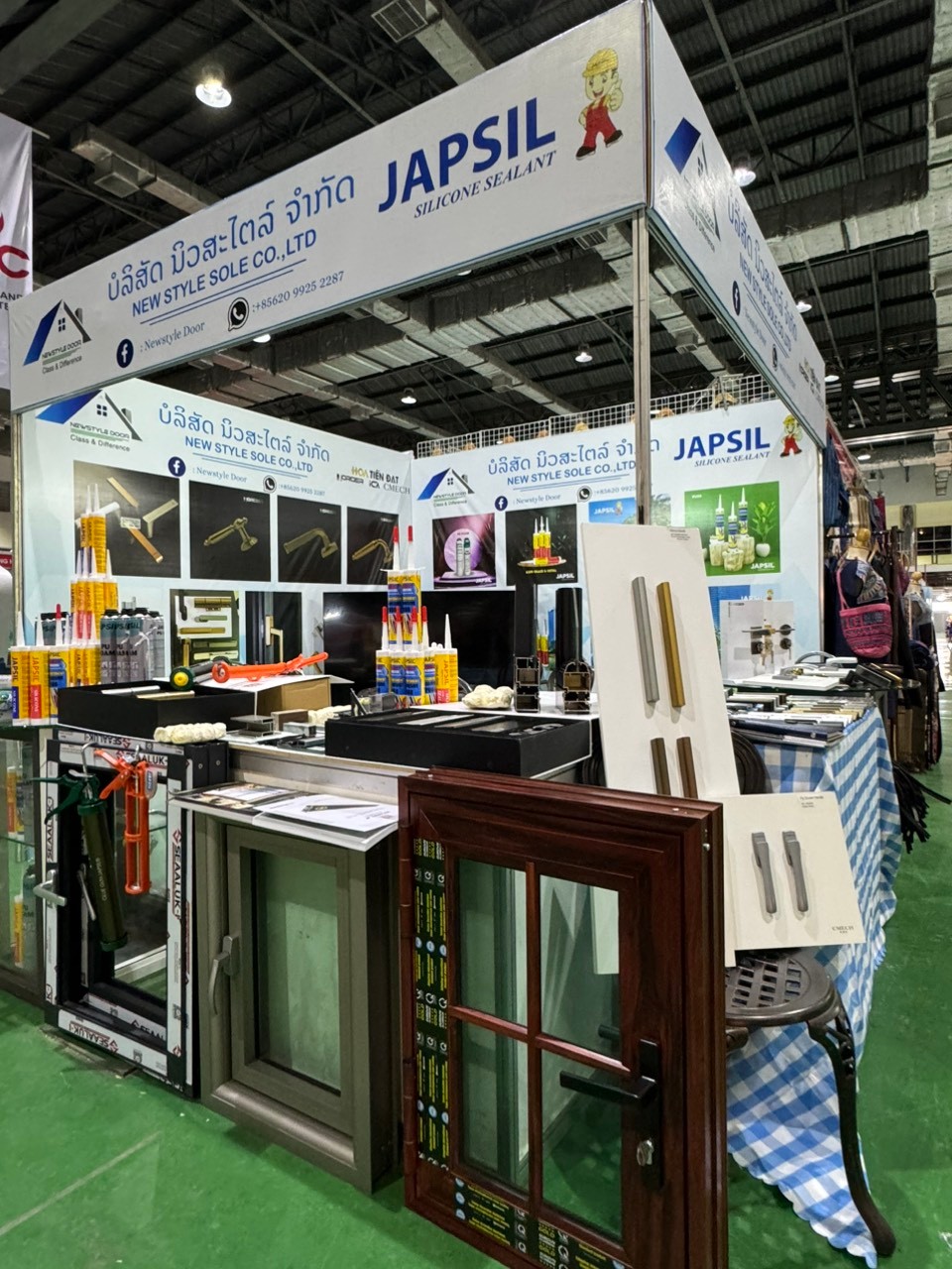 Gian-hang-tai-hoi-cho-trien-lam-nganh-cua-tai-Lao